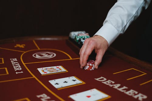 Mesa de blackjack em ambiente de casino ao vivo