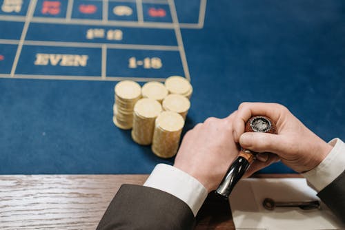Mesa de roleta e ambiente premium de casino